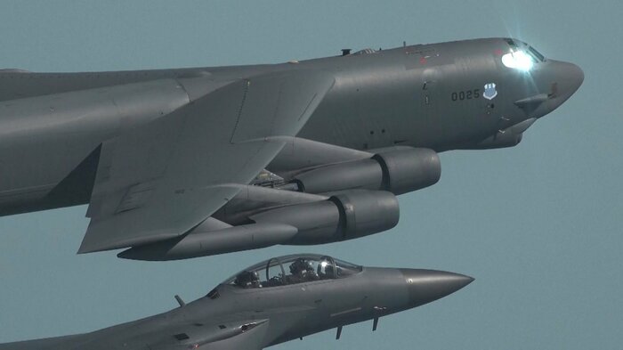 韓国空軍F-15K戦闘攻撃機など(下)と共同訓練を行う米空軍B-52H重爆撃機(上)(2023年3月6日)