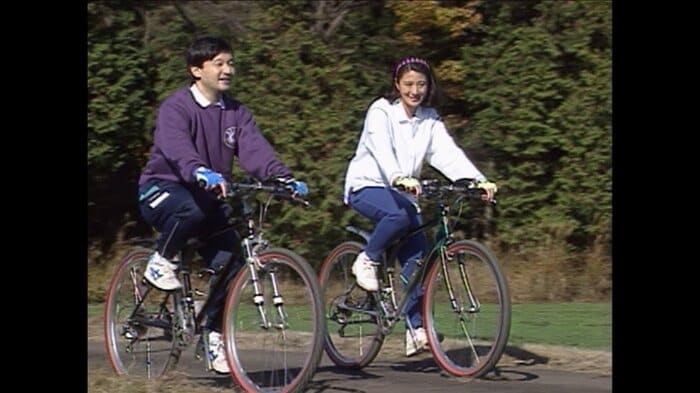 1997年11月 サイクリングを楽しまれる両陛下
