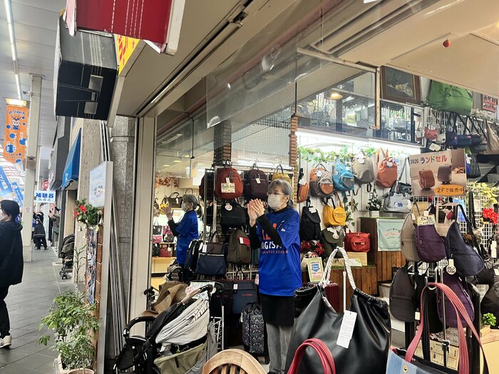 店の人たちも「オール長崎」のTシャツで拍手を送っていた