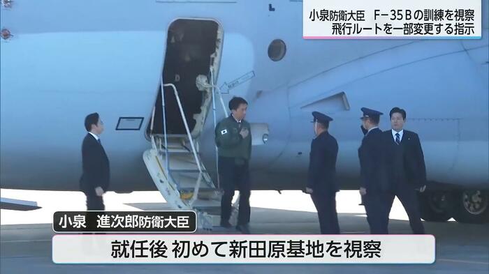 基地に到着し輸送機から降りる小泉防衛相