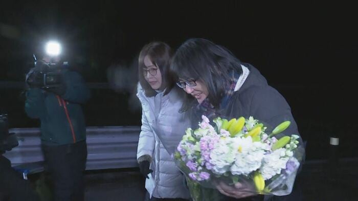 当時、バスに乗っていてけがをした男子大学生の母親2人が献花に訪れる