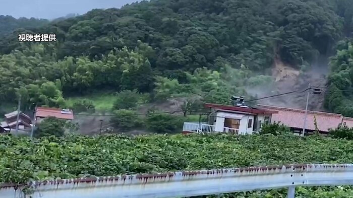「令和5年7月豪雨」で、唐津市浜玉町では大規模な土砂崩れが発生(写真:視聴者提供)