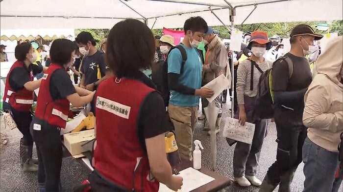 被災地に大勢のボランティア 気温30度超 体調崩す人も...