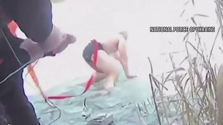 “氷の湖”に警察官が“裸”でダイブ　落ちた女性と犬救う　ウクライナ・キーウ｜FNNプライムオンライン