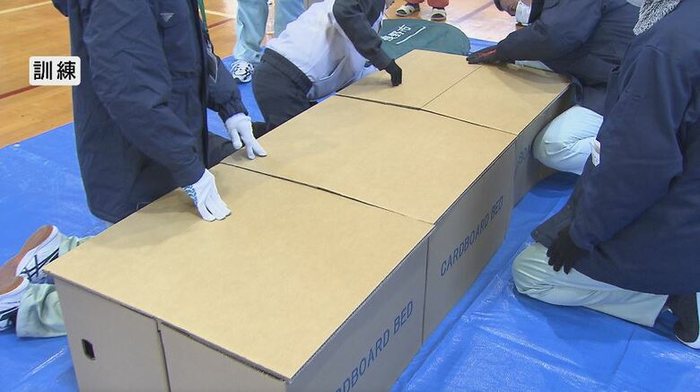 災害に備え避難所開設の訓練「市民に寄り添った運営を」簡易トイレや段ボールベッドなど設置する手順を確認　長野市｜FNNプライムオンライン