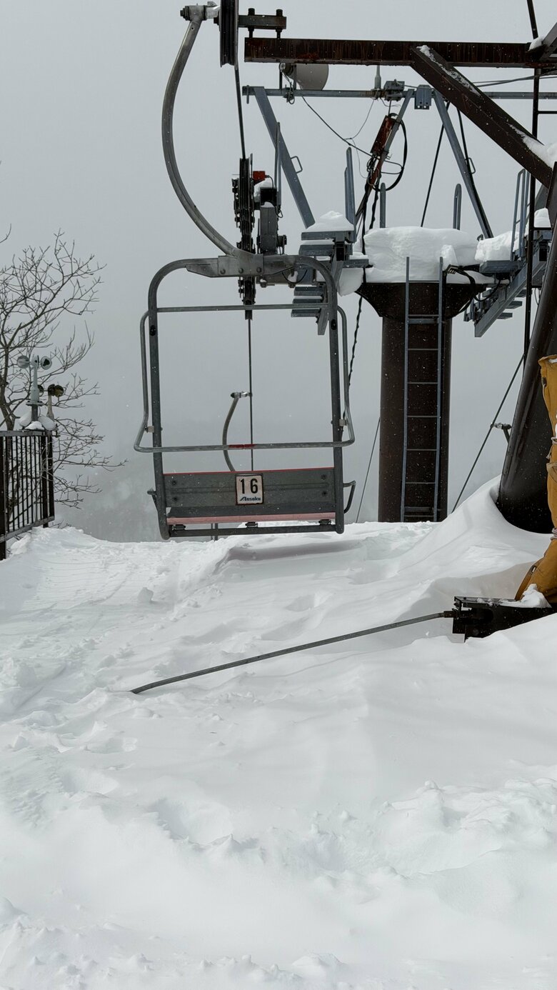 リフトで宙づりに　オーストラリア国籍の22歳女性が死亡　安全装置が作動しなかった可能性　死因は窒息を原因とする低酸素脳症　リュックのバックルが挟まり、引きずられたか　長野・小谷村のスキー場｜FNNプライムオンライン