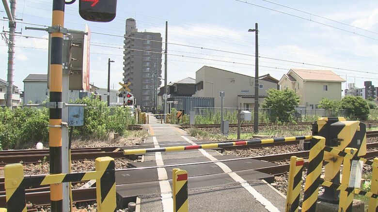 横断が間に合わず…踏切内で特急列車と自転車が接触し乗っていた64歳女性がケガ 約2時間運転見合わせに｜FNNプライムオンライン