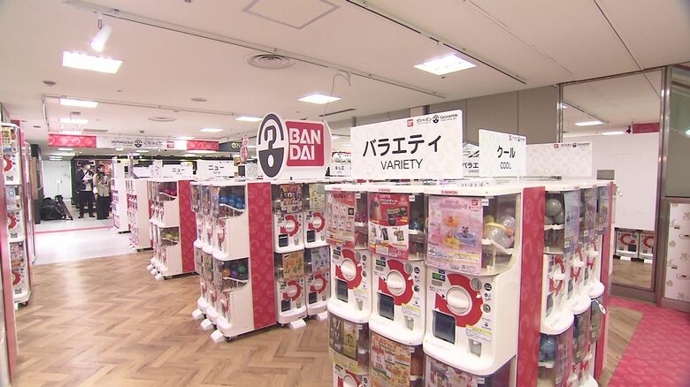 札幌のデパートに“カプセルトイ”1000台以上！ 道内最大級の専門店誕生 どれを選ぶ？大人から子供まで魅了 外国人観光客にも人気 新たな客層開拓に｜FNNプライムオンライン