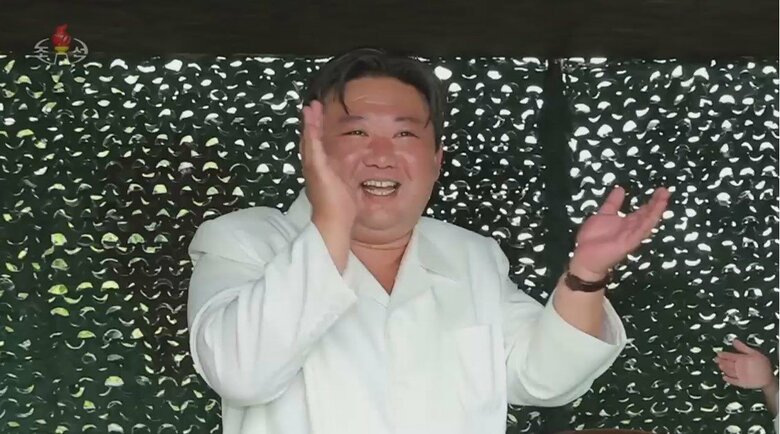金正恩氏が手を叩いて喜ぶ姿も…12日発射「火星18型」は“高度も飛行距離も新記録”　北朝鮮メディアが映像公開　｜FNNプライムオンライン
