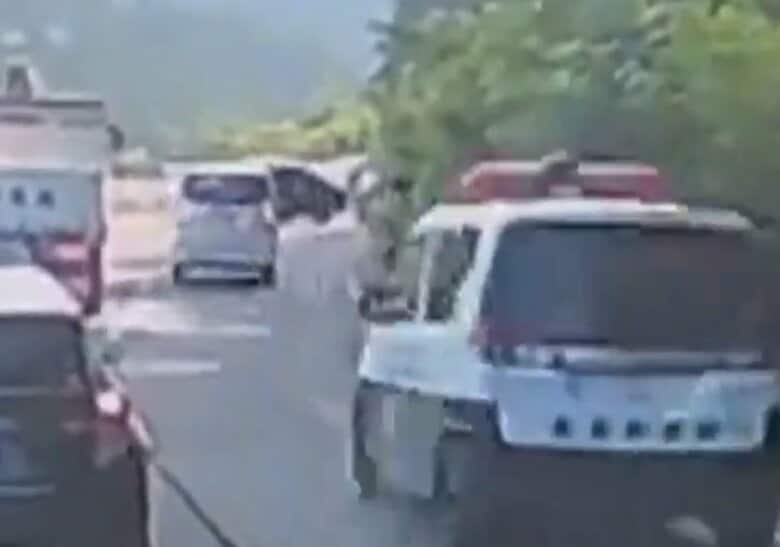 パトカーに追われ猛スピードで激突　逮捕の男(76)は“強盗殺人未遂事件”で指名手配されていた…車内に女性監禁も｜FNNプライムオンライン