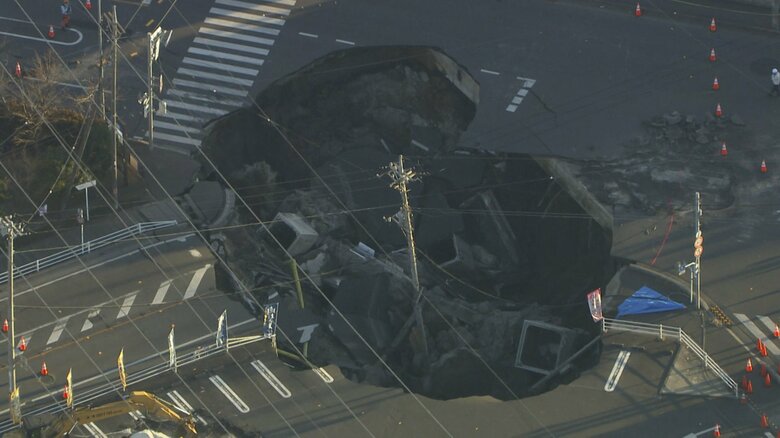 【続報】「危険生じる空洞なし」現場周辺の地中調査が発表　2つの陥没は“直径40メートル”の1つの穴に拡大…トラック運転手（74）は依然不明　埼玉・八潮市｜FNNプライムオンライン