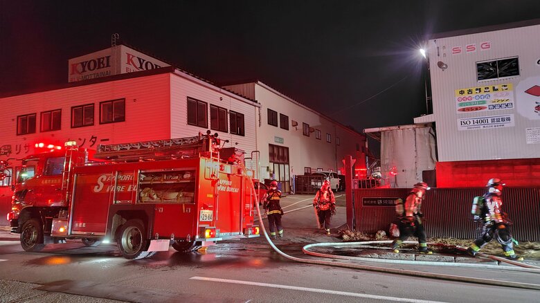 【速報】会社の敷地内で火事…トレーラー1台・乗用車2台の計3台焼ける―消防車など13台出動　札幌市白石区｜FNNプライムオンライン