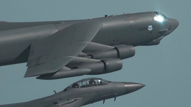 韓国空軍F-15K戦闘攻撃機など(下)と共同訓練を行う米空軍B-52H重爆撃機(上)(2023年3月6日)