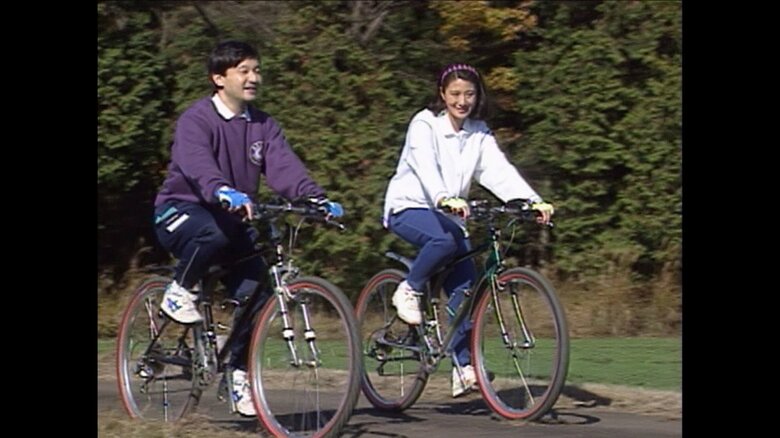 1997年11月 サイクリングを楽しまれる両陛下