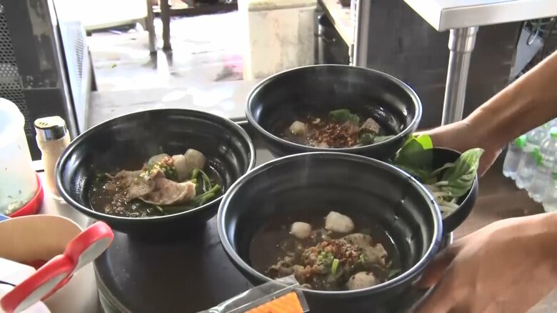 唐辛子がたっぷり入った「ボートヌードル」と呼ばれるタイの麺