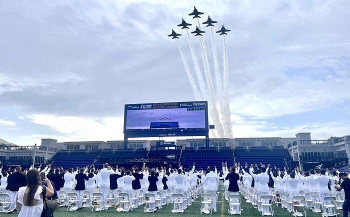 家族や関係者が見守る中で卒業式は盛大に行われる（海軍士官学校のSNSより）