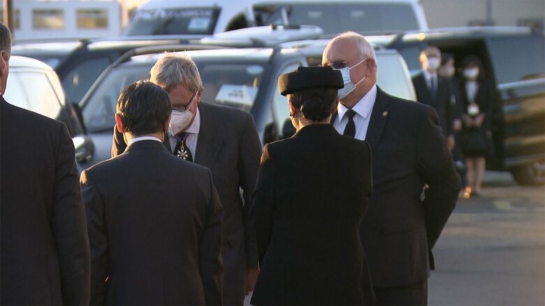 ロンドンの空港に到着された両陛下（18日）