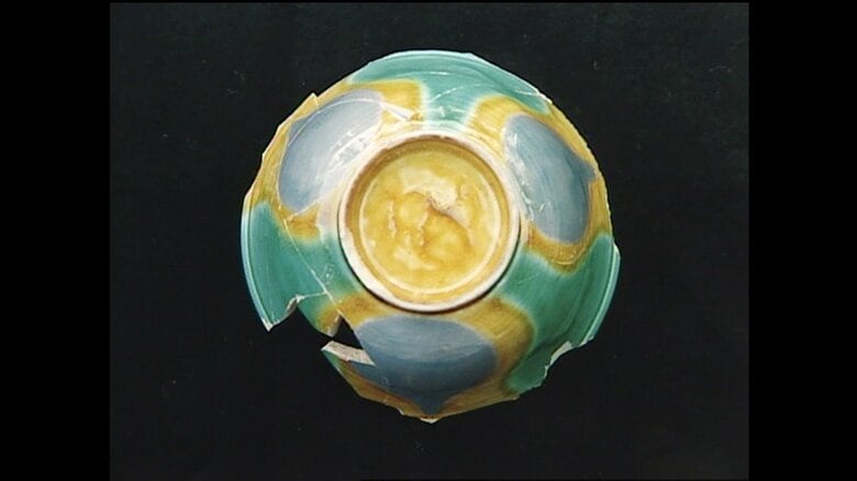 伝統の長与皿山の「長与三彩」という図柄をモチーフにしている