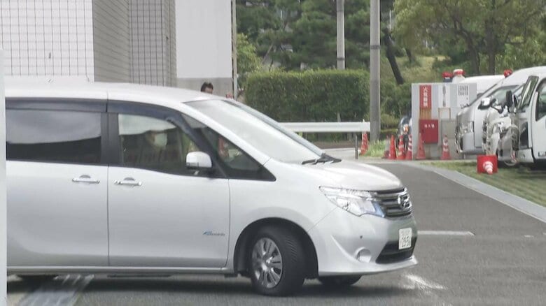 容疑者を乗せた車