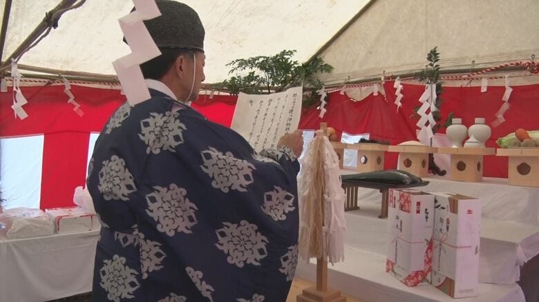 祭壇にまつられているのはイナダ