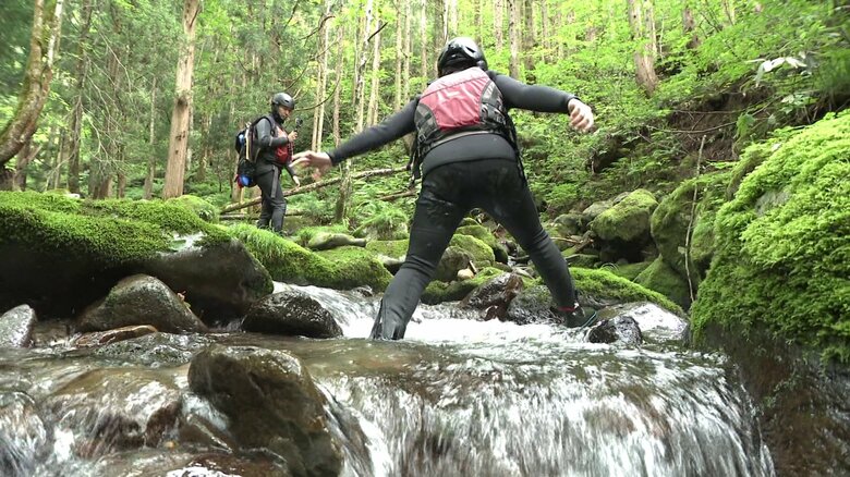 渓谷を歩いたり滝登りを楽しんだりする『シャワークライミング』