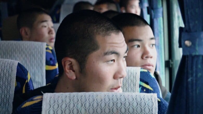 被害を見つめる野球部員（3月28日）