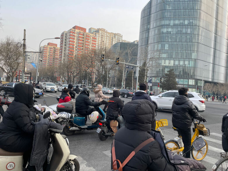 朝夕の交差点は、さながらカオスである