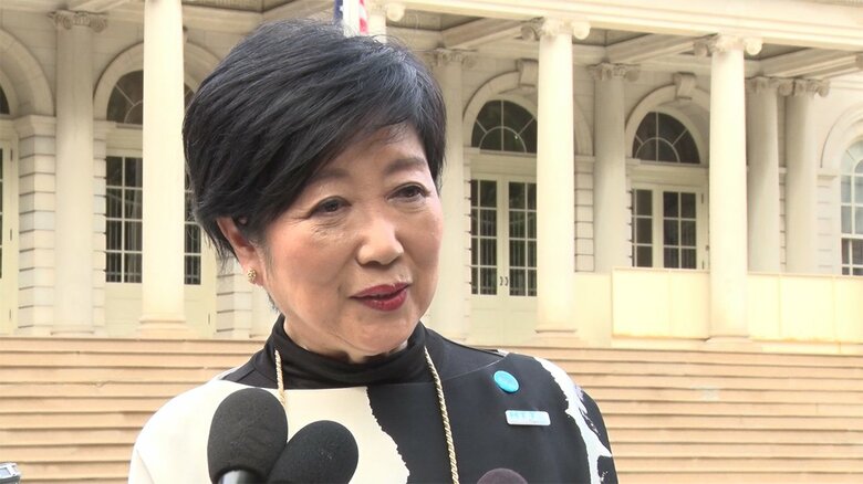 ニューヨークで取材に応じる小池知事（16日）
