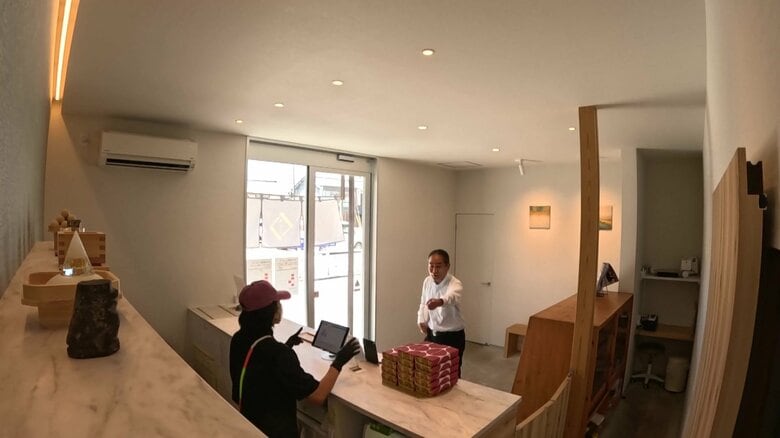 午前9時の開店とともに客が訪れる