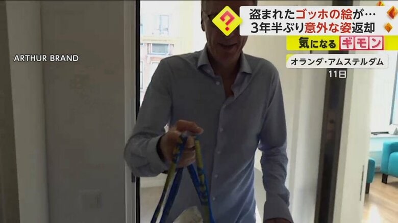 買い物バッグを手にもつ男性