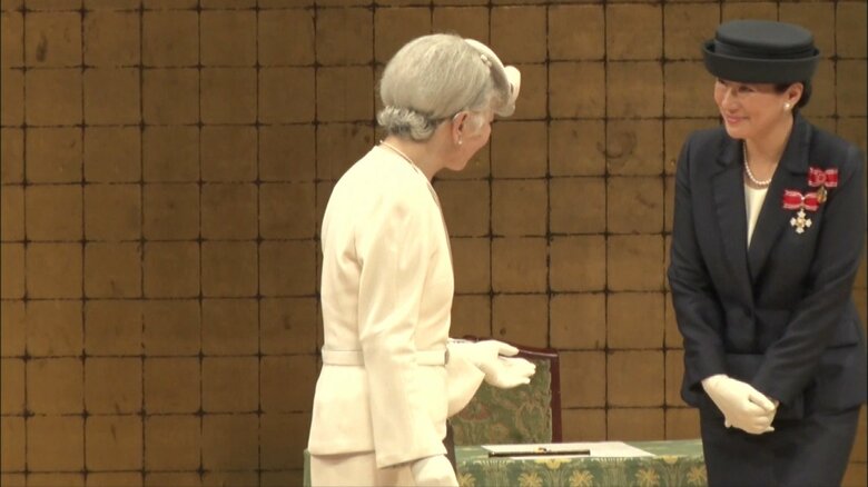 雅子さまを呼ばれて二人で会釈される皇后さま1（提供：日本赤十字社）