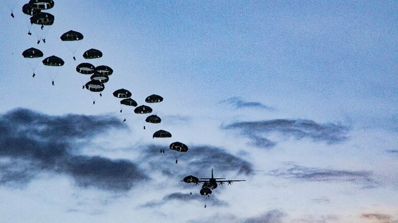 空挺降下は「東京タワーの高さから新幹線の速度で飛び降りる」離れ業だ　提供：陸上自衛隊