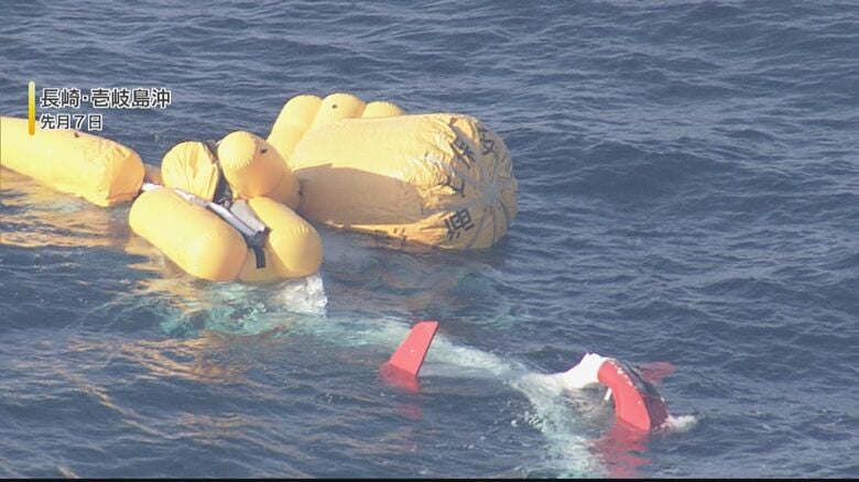 転覆した状態で発見された医療用ヘリ