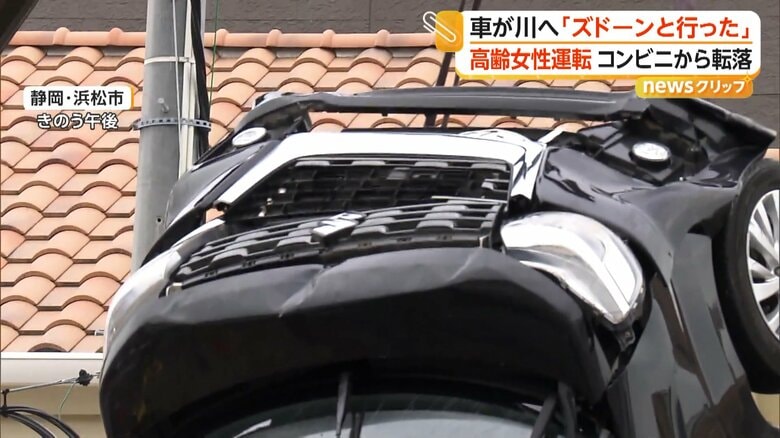 コンビニの駐車場から車が川に転落した車（22日午後2時前、静岡・浜松市）