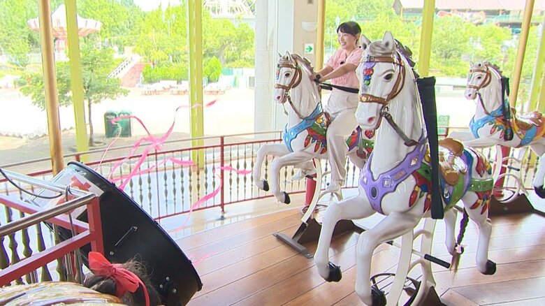 爆速メリーゴーランドを体験する高濱優生乃アナウンサー