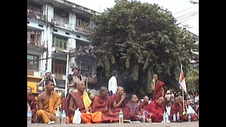 僧侶が座り込むなどしてデモが行われているが…