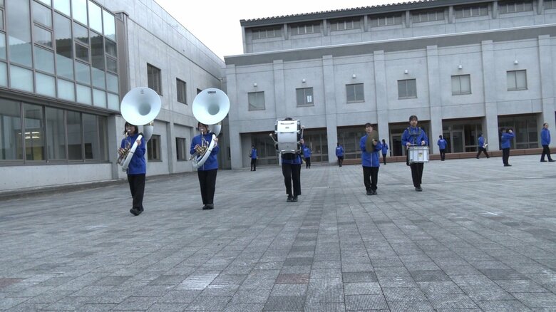 中庭で「マーチング」の練習に励む大館国際情報学院吹奏楽部