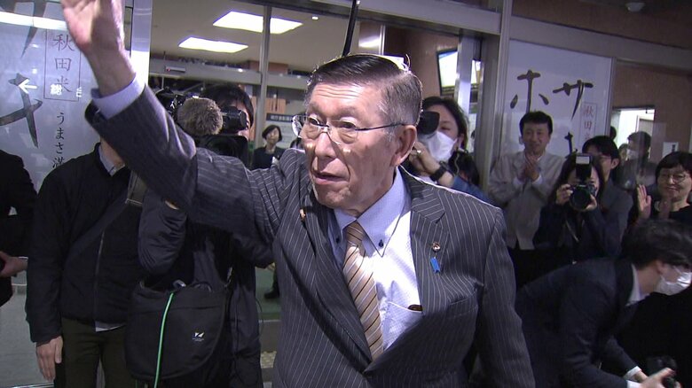 職員の拍手の中、県庁を後にする佐竹前知事