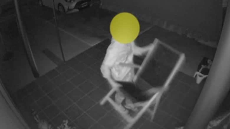 「勝手に座られてキモい」 テラスの椅子窃盗の一部始終が防犯カメラに　不審な動きは“下見”か？