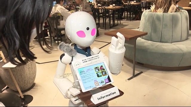 ロボットがカフェを案内してくれる（東京・日本橋）