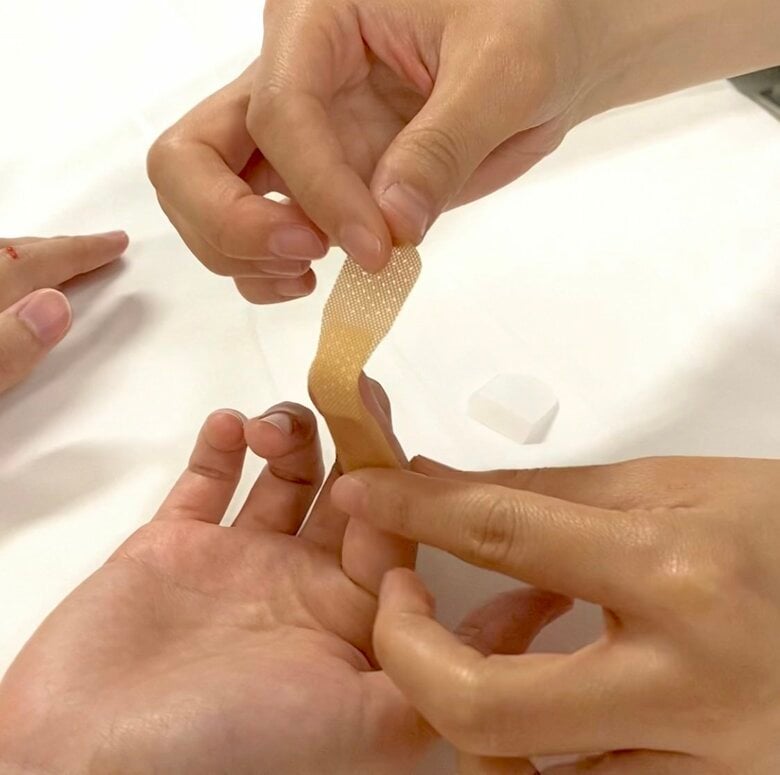 指の先端　貼り方1（提供：湘南鎌倉総合病院）