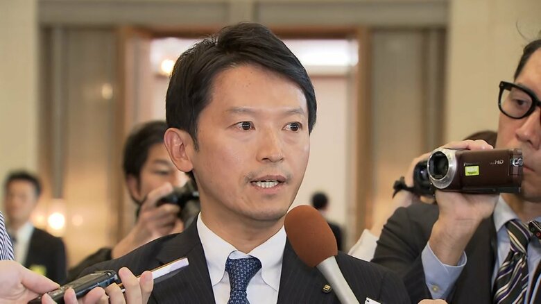 都内で取材に応じる斎藤元彦知事　11月25日