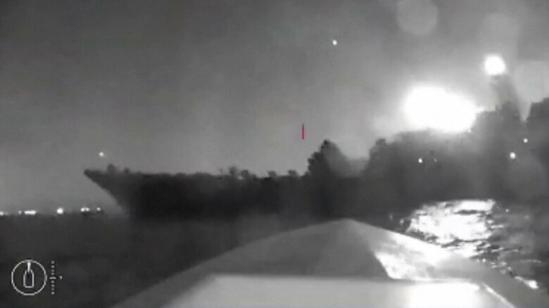 ロシア海軍ロプチャ級揚陸艦「オレネゴルスキー・ゴルニャク」(画像奥)に接近するウクライナ海軍無人攻撃艇(USV)(2023年)