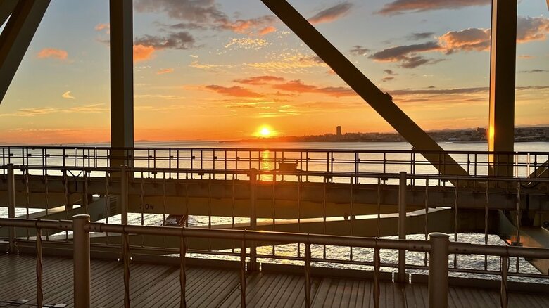 橋からの夕日（画像提供：兵庫県園芸・公園協会）