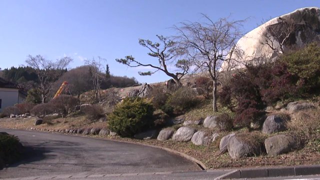 造成前　右端に写るのが巨石の一部