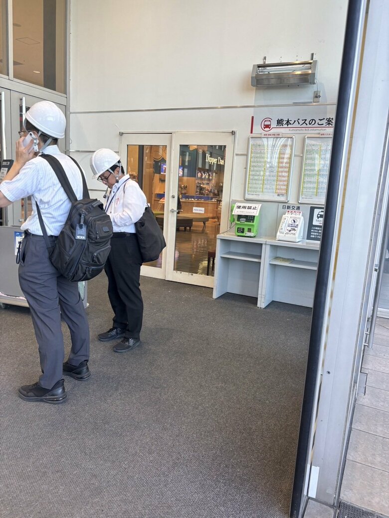 熊本・嘉島町のイオンモールで外に避難する人たち