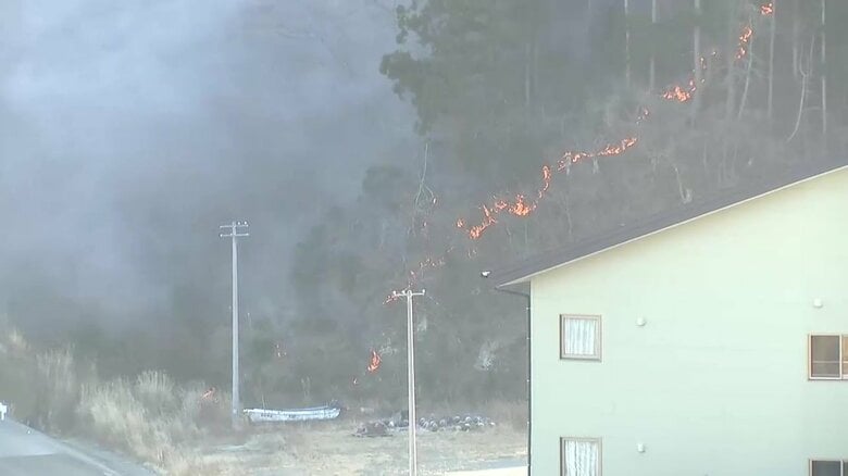 住宅近くまで迫る炎