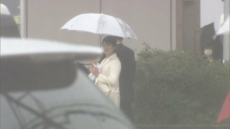 鳥羽駅に到着され笑顔で手を振る愛子さま