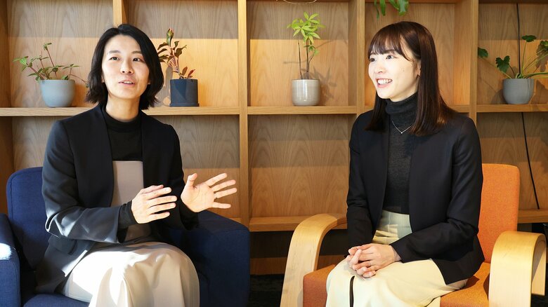 OMA MESI 開発担当 藤井麻季さん（左）と田口夏菜さん（右）