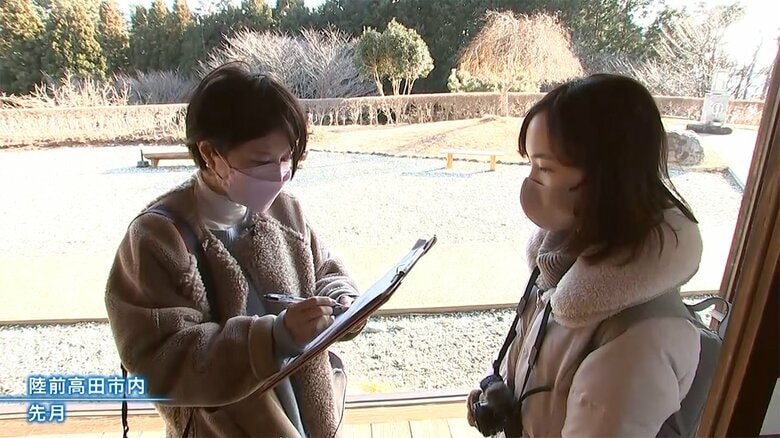 学生に取材する鈴木さん